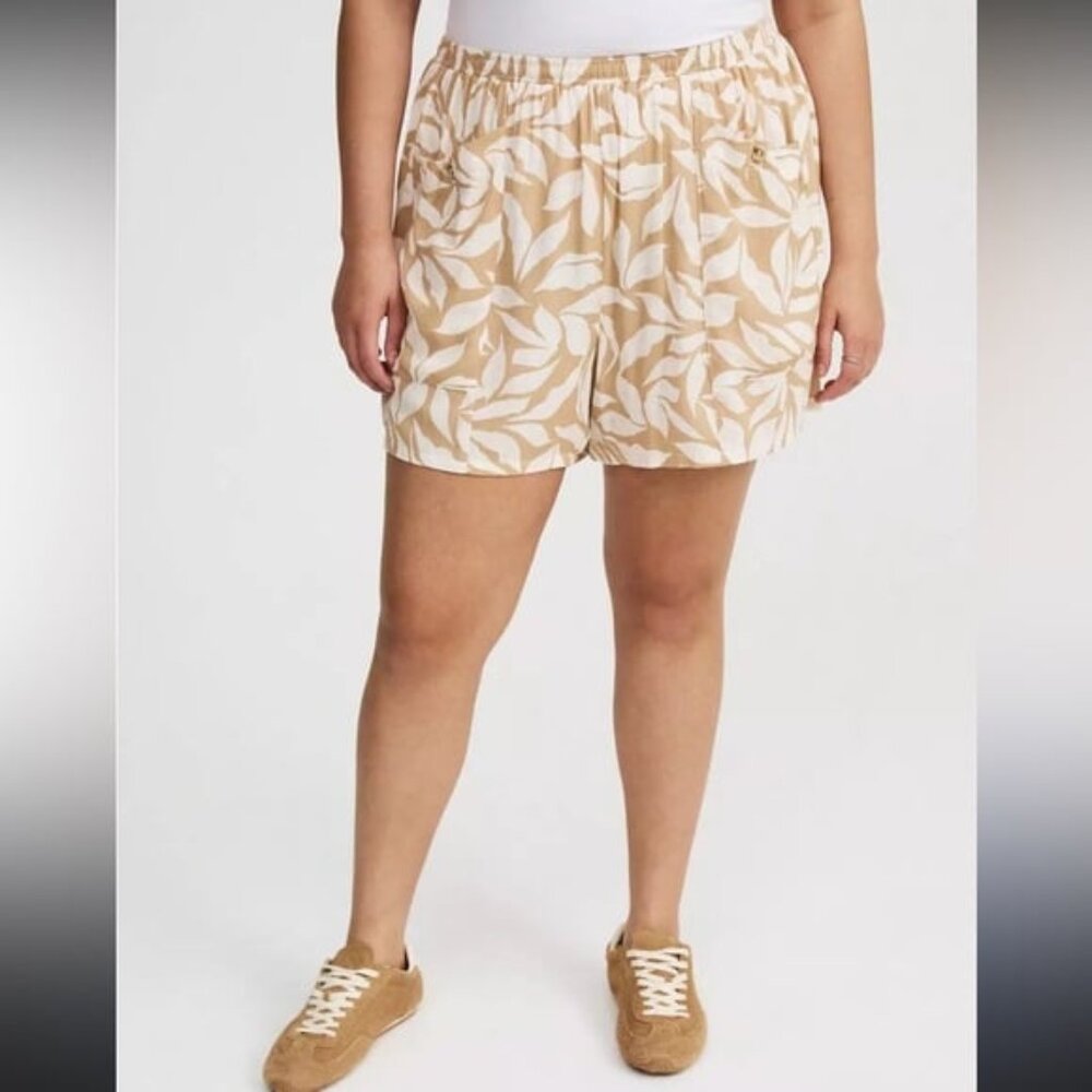NWT Torrid Pull-On High-Rise Cargo Short in tan and white leaf print Size 1X - Picture 1 of 5
